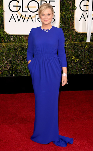 Как Amy Poehler носит Синее вечернее платье, Белый браслет с цветочным принтом, Белое кольцо