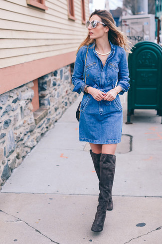 С чем носить синее джинсовое платье-рубашку в теплую погоду: Синее джинсовое платье-рубашка — хороший вариант для похода в кино или по магазинам. Вкупе с этим ансамблем прекрасно будут выглядеть темно-серые замшевые ботфорты.
