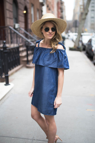 С чем носить бежевую шляпу женщине в стиле кэжуал: Если ты ценишь комфорт и функциональность, синее джинсовое платье с открытыми плечами и бежевая шляпа — замечательный выбор для модного ансамбля на каждый день.