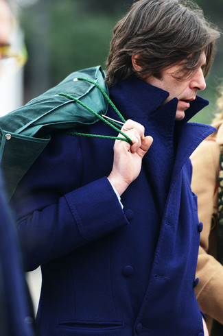 С чем носить темно-синее длинное пальто в теплую погоду: Любой джентльмен будет выглядеть безукоризненно в темно-синем длинном пальто.