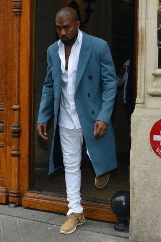 Как Kanye West носит Синее длинное пальто, Белая рубашка с длинным рукавом, Белые брюки чинос, Светло-коричневые замшевые туфли дерби