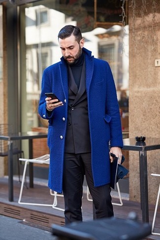 С чем носить черный костюм в 30 лет в холод: Несмотря на то, что это классический образ, сочетание черного костюма и синего длинного пальто неизменно нравится джентльменам, а также покоряет дамские сердца.