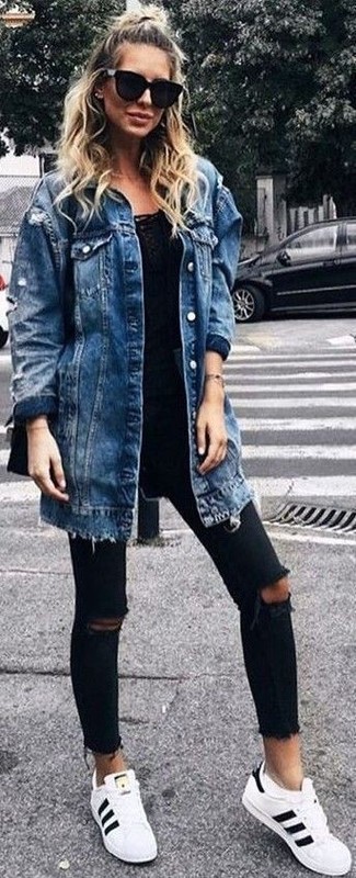 Какие джинсы носить с бело-черными низкими кедами подросткам женщине: Тандем синего джинсового пальто и джинсов поможет составить незаезженный образ в непринужденном стиле. Ты сможешь легко приспособить такой наряд к повседневным условиям городской жизни, дополнив его бело-черными низкими кедами.
