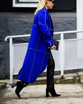 Как носить черные узкие брюки с синим пальто: Составив лук из синего пальто и черных узких брюк, можно получить превосходный лук для неофициальных мероприятий после работы. В сочетании с этим образом наиболее уместно будут выглядеть черные замшевые ботильоны.