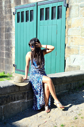 Модный лук: синее платье-макси с леопардовым принтом, бежевые вьетнамки с украшением, бежевая соломенная шляпа, синие солнцезащитные очки