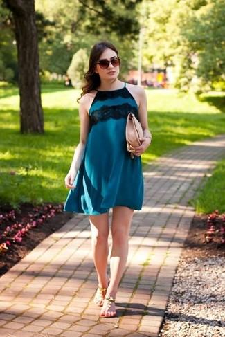 Модный лук: синее платье прямого кроя, коричневые кожаные вьетнамки, розовая кожаная сумка через плечо, коричневые солнцезащитные очки