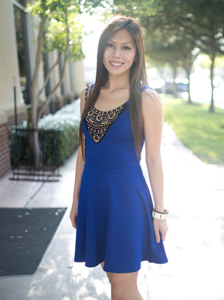 С чем носить темно-синее платье лето: Темно-синее платье — великолепный вариант для несложного, но модного лука. Такое сочетание вещей обеспечивает тебе свободу движений в настоящий зной и удобство в ношении.