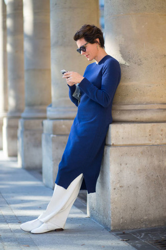 Модный лук: синее платье-свитер, белые классические брюки, белые кожаные оксфорды, голубой кожаный клатч
