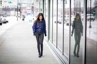 С чем носить синий бомбер в 30 лет женщине осень в стиле смарт-кэжуал: Синий бомбер и черные джинсы скинни надежно закрепились в гардеробе многих женщин, помогая создавать роскошные и практичные образы. В тандеме с этим ансамблем наиболее гармонично будут смотреться черные кожаные массивные ботильоны. Разве это не замечательный выбор в прохладную осеннюю погоду?