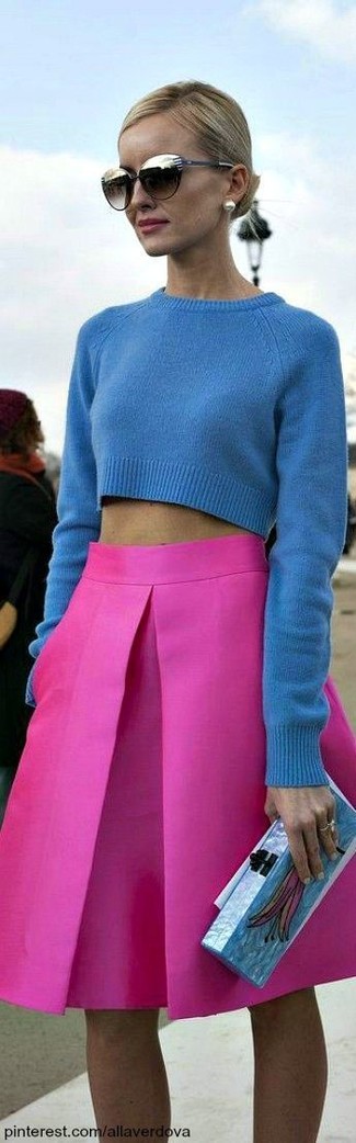 С чем носить ярко-розовую юбку в 30 лет в стиле кэжуал: Если в одежде ты ценишь удобство и функциональность, синий вязаный короткий свитер и ярко-розовая юбка — отличный вариант для стильного повседневного лука.
