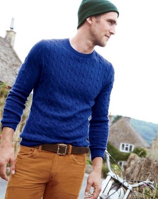 Какие джинсы носить с синим вязаным свитером в 30 лет мужчине осень в стиле кэжуал: Поклонникам непринужденного стиля понравится лук из синего вязаного свитера и джинсов. Как нам кажется, это классное тандем для весенне-осенней погоды.