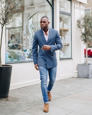 Какие ботинки челси носить с синим двубортным пиджаком мужчине: Синий двубортный пиджак будет смотреться идеально в тандеме с синими джинсами. Боишься выглядеть неаккуратно? Заверши этот лук ботинками челси.