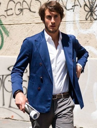 Как носить синий пиджак с серыми брюками чинос в стиле смарт-кэжуал: Если ты из той когорты парней, которые любят выглядеть по моде, тебе придется по вкусу лук из синего пиджака и серых брюк чинос.