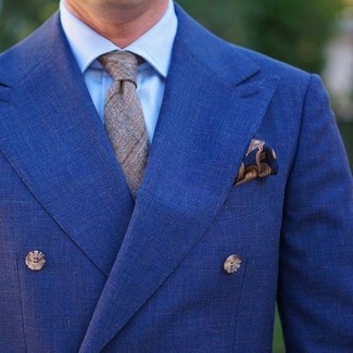 С чем носить темно-синий нагрудный платок в теплую погоду в деловом стиле: Удобное сочетание синего двубортного пиджака и темно-синего нагрудного платка позволит выразить твой индивидуальный стиль и выделиться из серой массы.