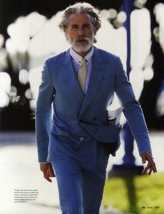 С чем носить синий двубортный пиджак за 40 лет мужчине в теплую погоду в деловом стиле: Синий двубортный пиджак в паре с синими классическими брюками поможет создать стильный и элегантный образ.