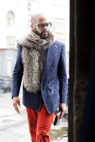 Модный лук: синий двубортный пиджак, темно-серая водолазка, красные брюки чинос, коричневый меховой шарф