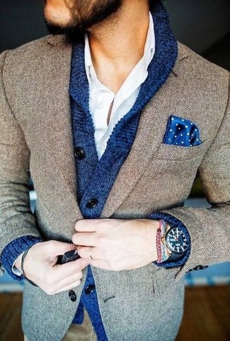 С чем носить коричневый пиджак с узором "в ёлочку" мужчине: Тандем коричневого пиджака с узором "в ёлочку" и синего кардигана с отложным воротником позволит выглядеть по моде, но при этом выразить твой личный стиль.