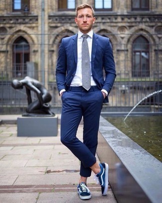 Какие низкие кеды носить с синим костюмом в 20 лет в деловом стиле: Сочетание синего костюма и белой классической рубашки позволит создать выразительный мужской образ. Создать стильный контраст с остальными элементами этого лука помогут низкие кеды.