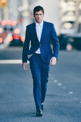 С чем носить темно-синие кожаные туфли дерби: Комбо из синего костюма и белой классической рубашки — великолепный пример элегантного стиля. Дерзкие парни закончат лук темно-синими кожаными туфлями дерби.