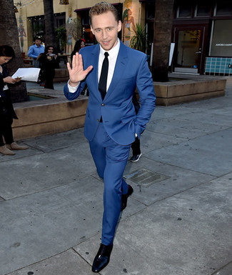 Как Tom Hiddleston носит Синий костюм, Белая классическая рубашка, Черные кожаные оксфорды, Черный галстук