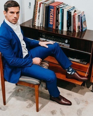 Модный лук: синий костюм, белая рубашка с коротким рукавом, коричневые кожаные оксфорды, темно-синие носки с принтом