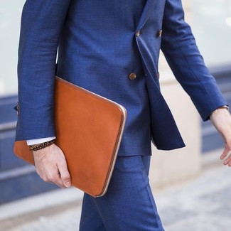 С чем носить табачный кожаный мужской клатч мужчине: Сочетание синего костюма и табачного кожаного мужского клатча — классный вариант для воплощения мужского образа в элегантно-деловом стиле.