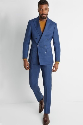 Модный лук: синий костюм, табачный свитер с круглым вырезом, коричневые кожаные туфли дерби, темно-синие носки