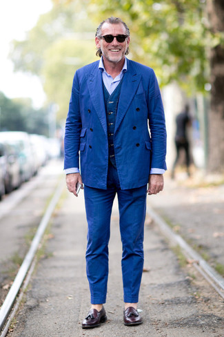 Как Alessandro Squarzi носит Синий костюм, Темно-синий джинсовый жилет, Голубая классическая рубашка, Темно-пурпурные кожаные лоферы с кисточками