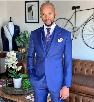 С чем носить галстук в вертикальную полоску мужчине: Синий костюм-тройка и галстук в вертикальную полоску позволят создать выразительный мужской образ.