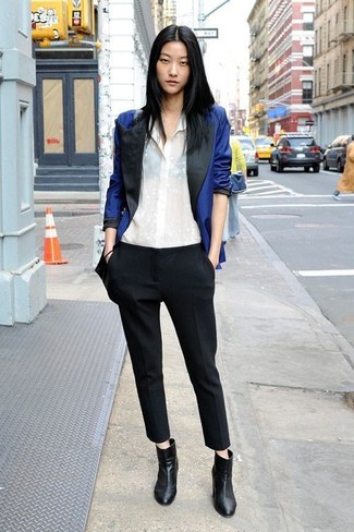 С чем носить черные классические брюки женщине в деловом стиле: Синий шелковый пиджак и черные классические брюки — великолепный выбор для воплощения ансамбля в стиле business casual. Весьма кстати здесь выглядят черные кожаные ботильоны.