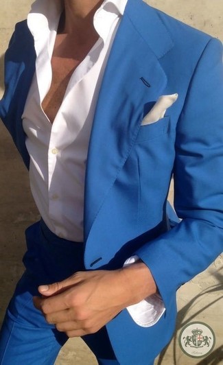 С чем носить бело-синий шелковый нагрудный платок в 30 лет лето: Если в одежде ты делаешь ставку на удобство и функциональность, синий пиджак и бело-синий шелковый нагрудный платок — классный вариант для стильного мужского лука на каждый день. Пережить нестерпимый летний зной в таком сочетании будет значительно легче.