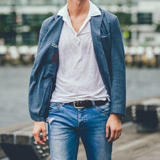 С чем носить белую футболку-поло в 30 лет мужчине: Сочетание белой футболки-поло и синих рваных джинсов - очень практично, и поэтому идеально для воплощения интересного повседневного стиля.