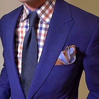 С чем носить темно-синий нагрудный платок лето в стиле смарт-кэжуал: Сочетание синего пиджака и темно-синего нагрудного платка - очень практично, и поэтому идеально для создания беззаботного повседневного  ансамбля. Разумеется, подобное сочетание будет великолепной идеей для жаркой погоды.