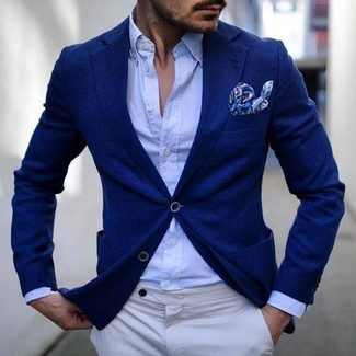 С чем носить синий пиджак мужчине в стиле смарт-кэжуал: Образ из синего пиджака и белых брюк чинос — превосходный пример современного городского стиля.
