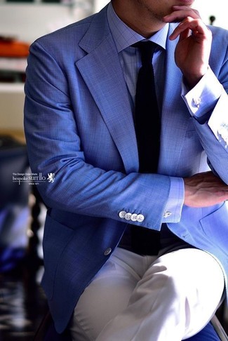 С чем носить голубую классическую рубашку в клетку мужчине: Сочетание голубой классической рубашки в клетку и белых классических брюк — образец изысканного мужского стиля.