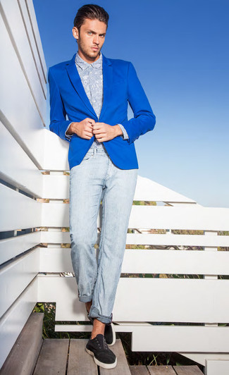 Какие рубашки с длинным рукавом носить с синим пиджаком мужчине в стиле смарт-кэжуал: Ансамбль из синего пиджака и рубашки с длинным рукавом поможет выглядеть аккуратно, а также выразить твой индивидуальный стиль. Любишь смелые сочетания? Можешь завершить свой лук черными слипонами.