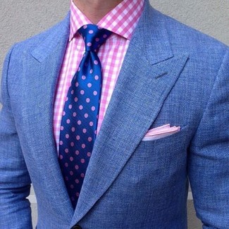 С чем носить розовую классическую рубашку в мелкую клетку мужчине: Составив лук из розовой классической рубашки в мелкую клетку и синего пиджака, можно получить подходящий мужской лук для неофициальных мероприятий после работы.