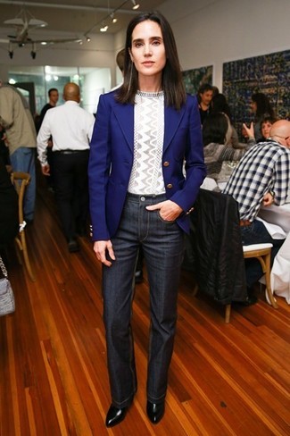 Как Jennifer Connelly носит Синий пиджак, Серый свитер с круглым вырезом с геометрическим рисунком, Темно-серые джинсы, Черные кожаные ботильоны