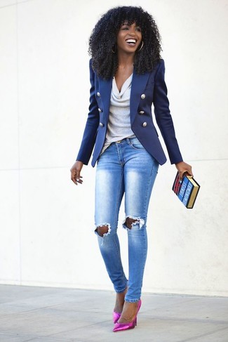 С чем носить розовые туфли в стиле кэжуал: Комбо из синего пиджака и голубых рваных джинсов скинни — прекрасный вариант для воплощения ансамбля в стиле смарт-кэжуал. В паре с этим нарядом наиболее уместно выглядят розовые туфли.