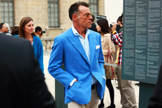С чем носить темно-синюю рубашку с длинным рукавом за 40 лет мужчине в стиле смарт-кэжуал: Темно-синяя рубашка с длинным рукавом и светло-коричневые брюки чинос — прекрасный вариант для несложного, но стильного мужского образа.