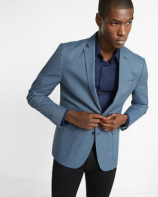 С чем носить темно-синюю рубашку с длинным рукавом мужчине в деловом стиле: Темно-синяя рубашка с длинным рукавом в паре с черными классическими брюками позволит создать стильный и элегантный ансамбль.