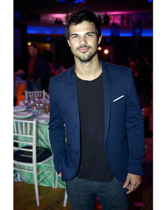 Как Taylor Lautner носит Синий пиджак, Черная футболка с круглым вырезом, Темно-синие брюки чинос, Белый нагрудный платок