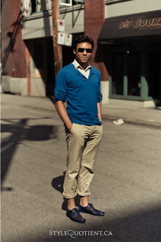 Модный лук: синий свитер с v-образным вырезом, бежевая рубашка с длинным рукавом, светло-коричневые брюки чинос, черные кожаные оксфорды