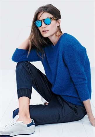 С чем носить синий свободный свитер в 30 лет: Если ты любишь смотреться привлекательно и при этом чувствовать себя комфортно и расслабленно, стоит опробировать это сочетание синего свободного свитера и темно-синих спортивных штанов. Хотела бы сделать образ немного изысканее? Тогда в качестве дополнения к этому ансамблю, выбери серые низкие кеды.