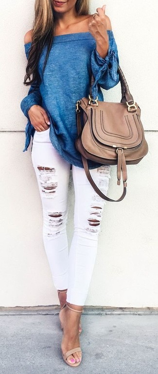 Как носить белые рваные джинсы скинни с бежевыми кожаными босоножками на каблуке в жару: Если в одежде ты ценишь комфорт и функциональность, синий топ с открытыми плечами и белые рваные джинсы скинни — великолепный вариант для привлекательного повседневного наряда. В тандеме с этим образом наиболее выигрышно будут смотреться бежевые кожаные босоножки на каблуке.