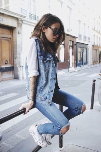 Женская синяя джинсовая безрукавка от Saint Laurent