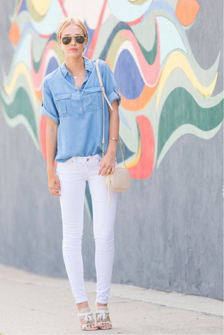 С чем носить темно-синюю блузку в 20 лет: Темно-синяя блузка и белые джинсы скинни — неотъемлемые составляющие в гардеробе женщин с хорошим чувством стиля. Белые кожаные босоножки на каблуке — хороший выбор, чтобы закончить лук.