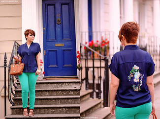 С чем носить зеленые джинсы женщине: Ансамбль из синей блузы с коротким рукавом и зеленых джинсов позволит создать интересный образ в стиле кэжуал. Нравится экспериментировать? Тогда дополни ансамбль коричневыми кожаными гладиаторами.
