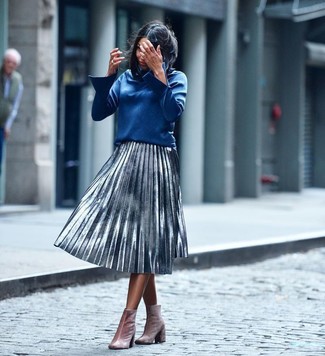 С чем носить серебряную юбку-миди в деловом стиле: Синяя блузка с длинным рукавом и серебряная юбка-миди помогут создать гармоничный и стильный образ. Идеально сюда подойдут розовые бархатные ботильоны.