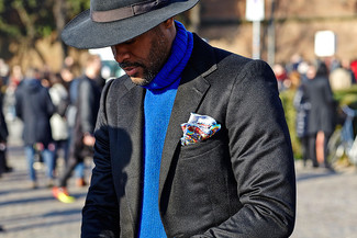 С чем носить черную шерстяную шляпу мужчине: Синяя вязаная водолазка и черная шерстяная шляпа — замечательная формула для создания приятного и практичного образа.